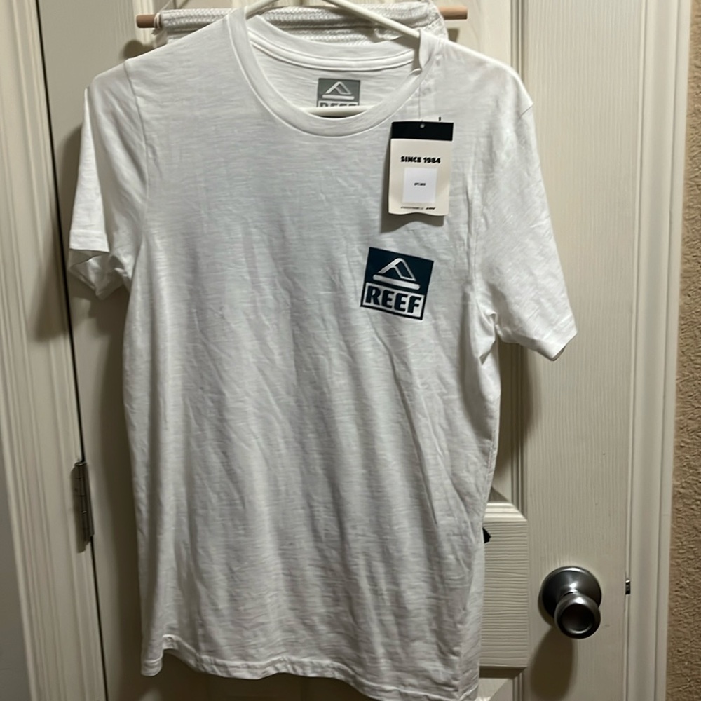 New with tags reef men’s T-shirt